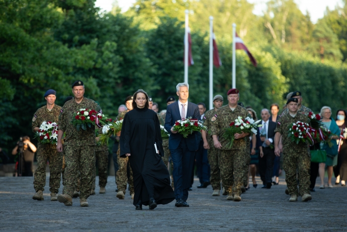 10. augustā, atzīmējot Latvijas Neatkarības kara noslēguma simtgadi, Rīgas Brāļu kapos norisinājās piemiņas pasākums par godu Neatkarības karā kritušajiem karavīriem, kurā piedalījās Aizsardzības ministrs Artis Pabriks, Nacionālo bruņoto spēku komandieris ģenerālleitnants Leonīds Kalniņš, vienību komandieri un citi aicinātie viesi.
Foto: Latvijas armija.
